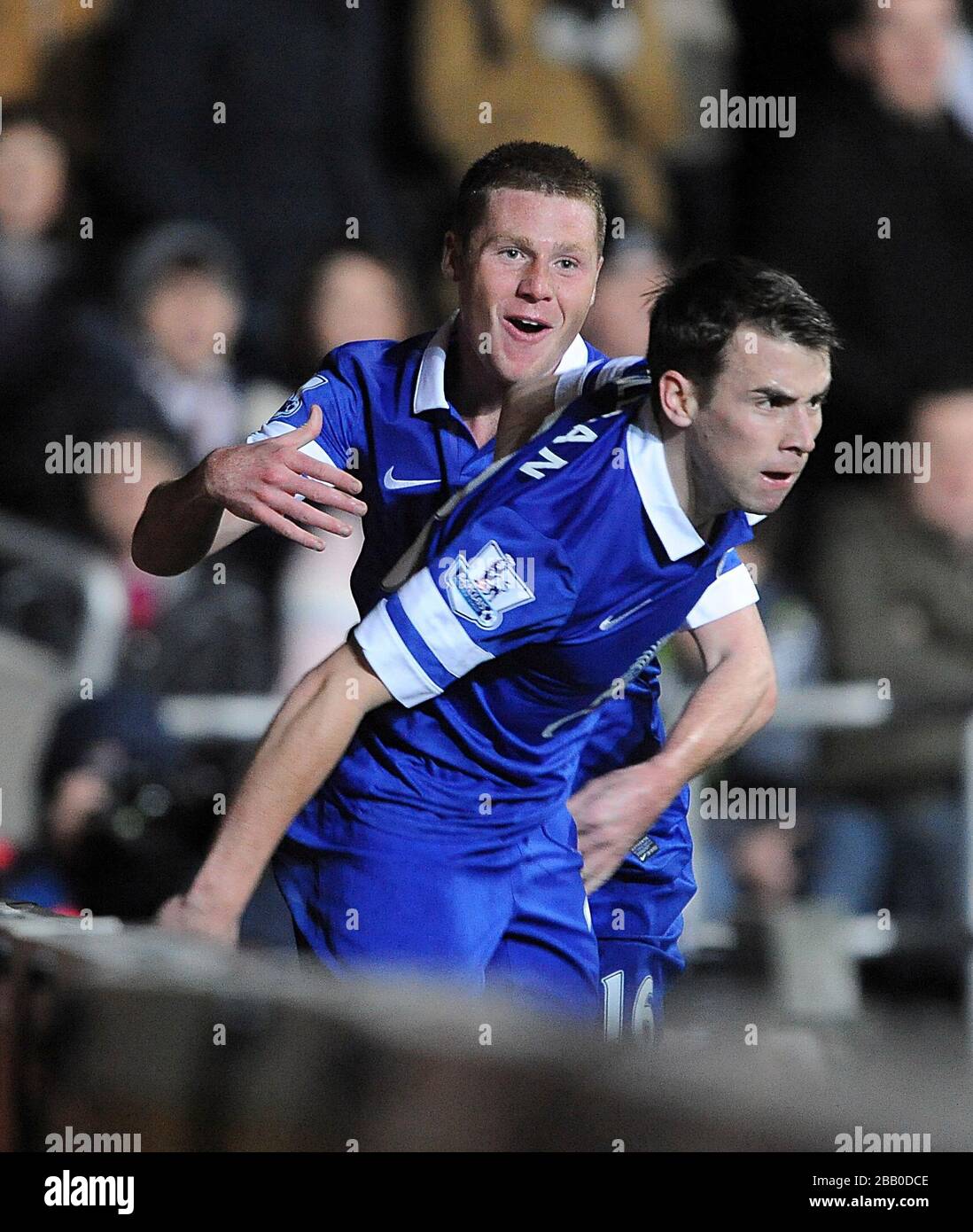 Seamus Coleman d'Everton célèbre avec son équipier James McCarthy (retour) après avoir marqué l'objectif d'ouverture de son équipe Banque D'Images