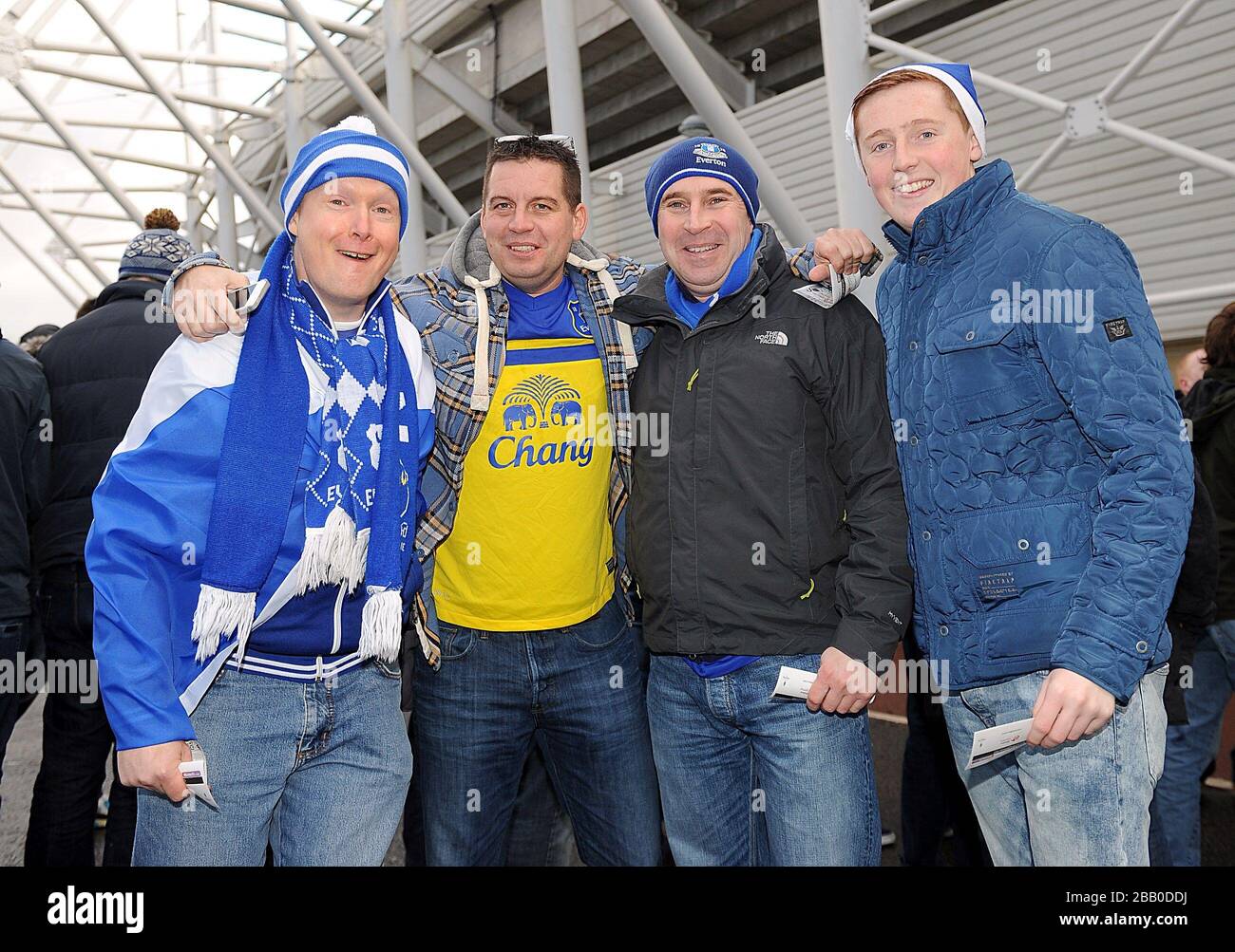Les fans d'Everton à l'extérieur du Liberty Stadium avant le lancement Banque D'Images