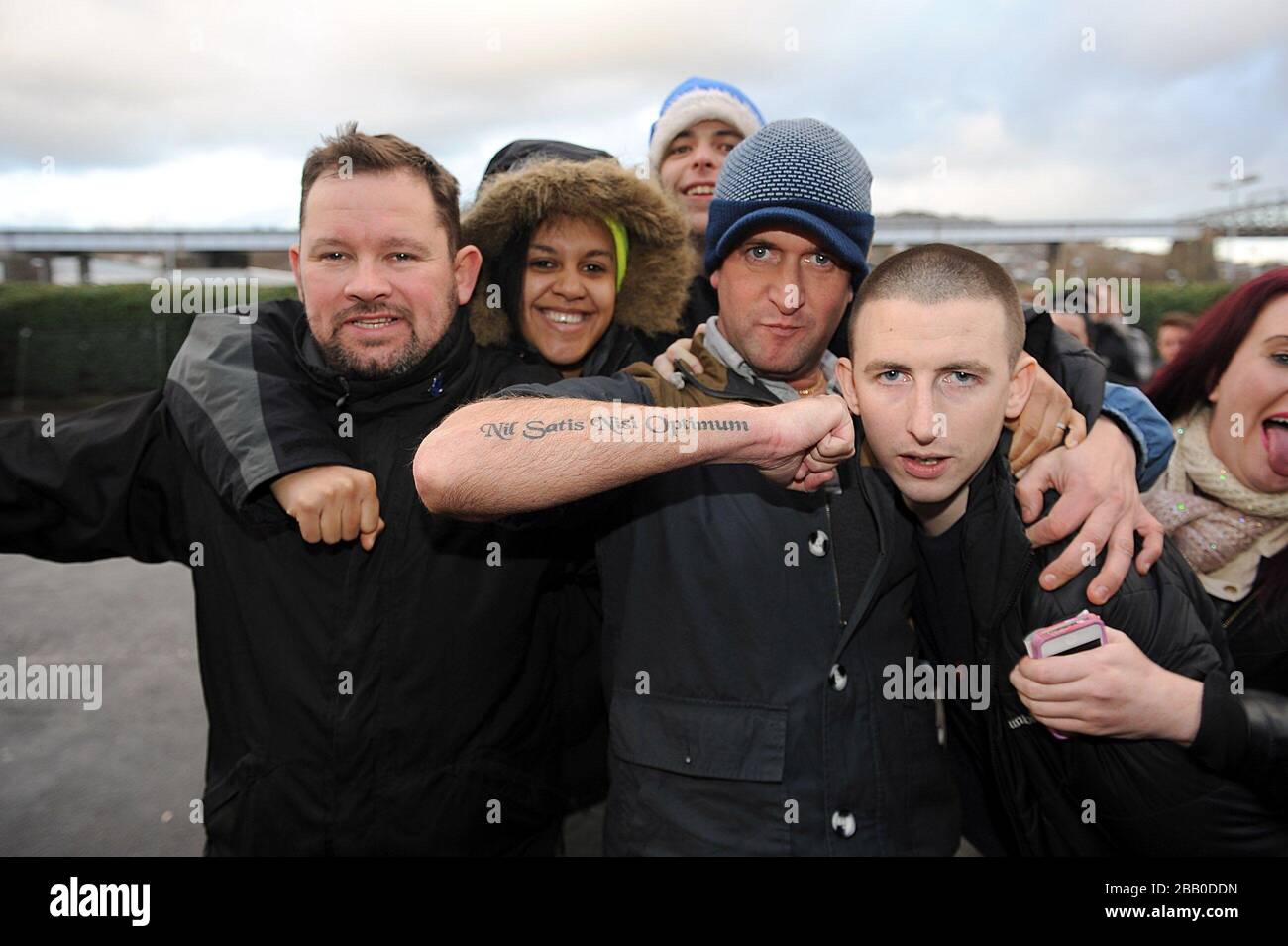 Un fan d'Everton avec la devise du club « Nil Satis Nisi Optimum » a tatoué sur son bras devant le Liberty Stadium avant le lancement Banque D'Images