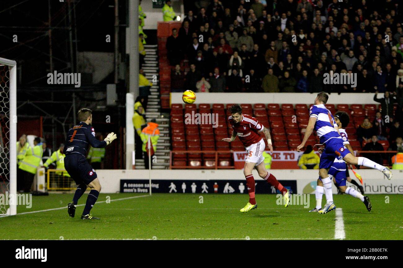 Greg Halford de Nottingham Forest marque le premier but de son côté du jeu Banque D'Images