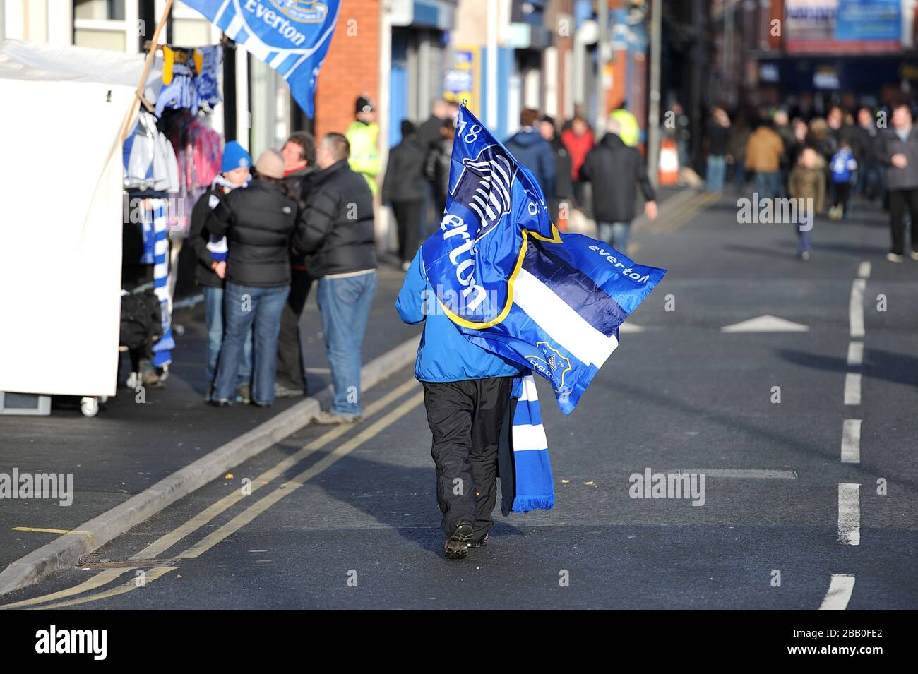 Un jeune fan d'Everton fait son chemin vers le sol avant le jeu Banque D'Images