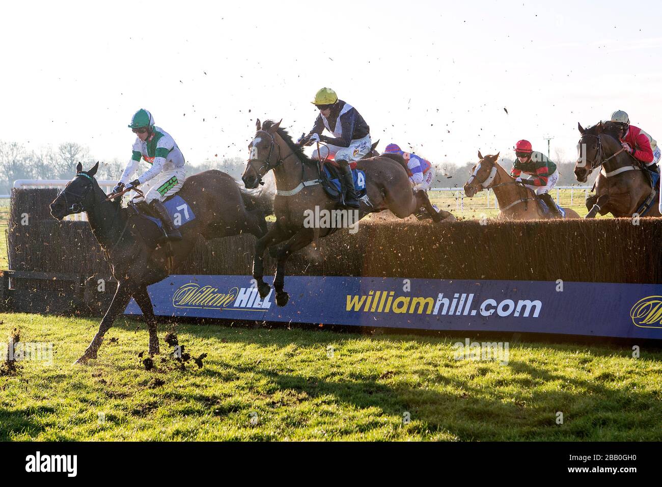 Jockey Tom Cannon sur Brandon Thomas (à gauche) et Jonathan England sur Shouldavboughtsgold pendant le William Hill - Télécharger l'App Novices's handicap Chase Banque D'Images