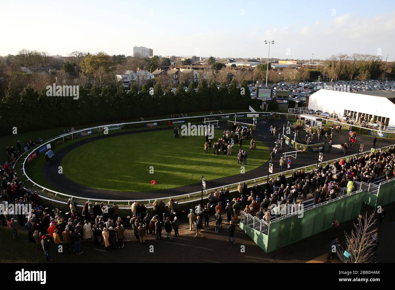 Vue générale de l'anneau de parade au cours du deuxième jour du festival d'hiver de William Hill 2013 à l'hippodrome de Kempton Park Banque D'Images