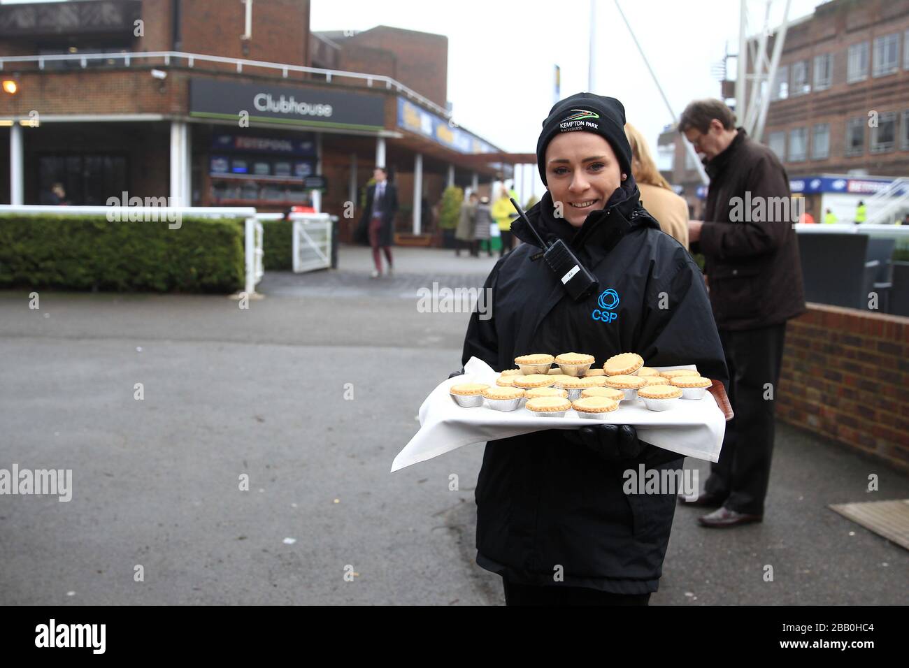 Un employé de Kempton Park remet les pâtés aux racegoers Banque D'Images