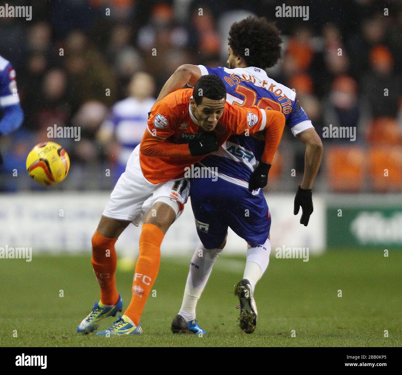 Tom Ince de Blackpool et Benoit Assou-Ekotto des Queens Park Rangers Banque D'Images