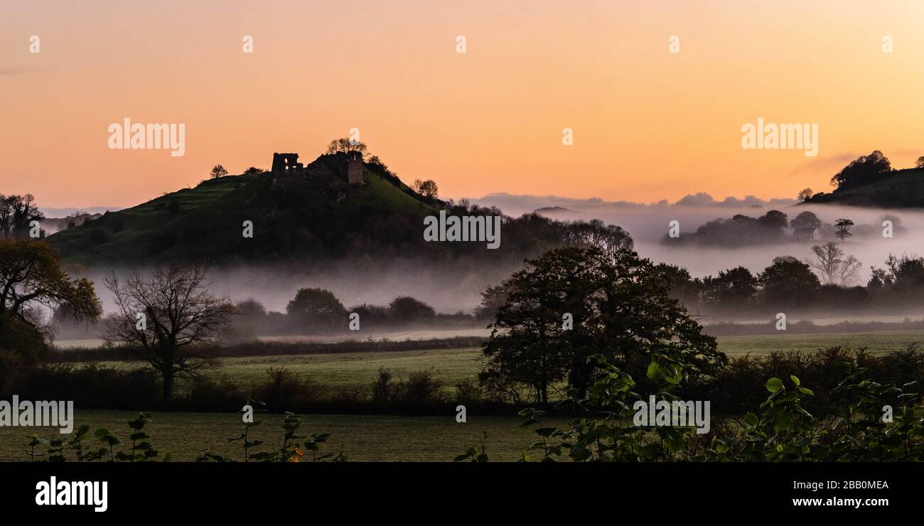 Château de Dryslwyn dans le Mist Banque D'Images