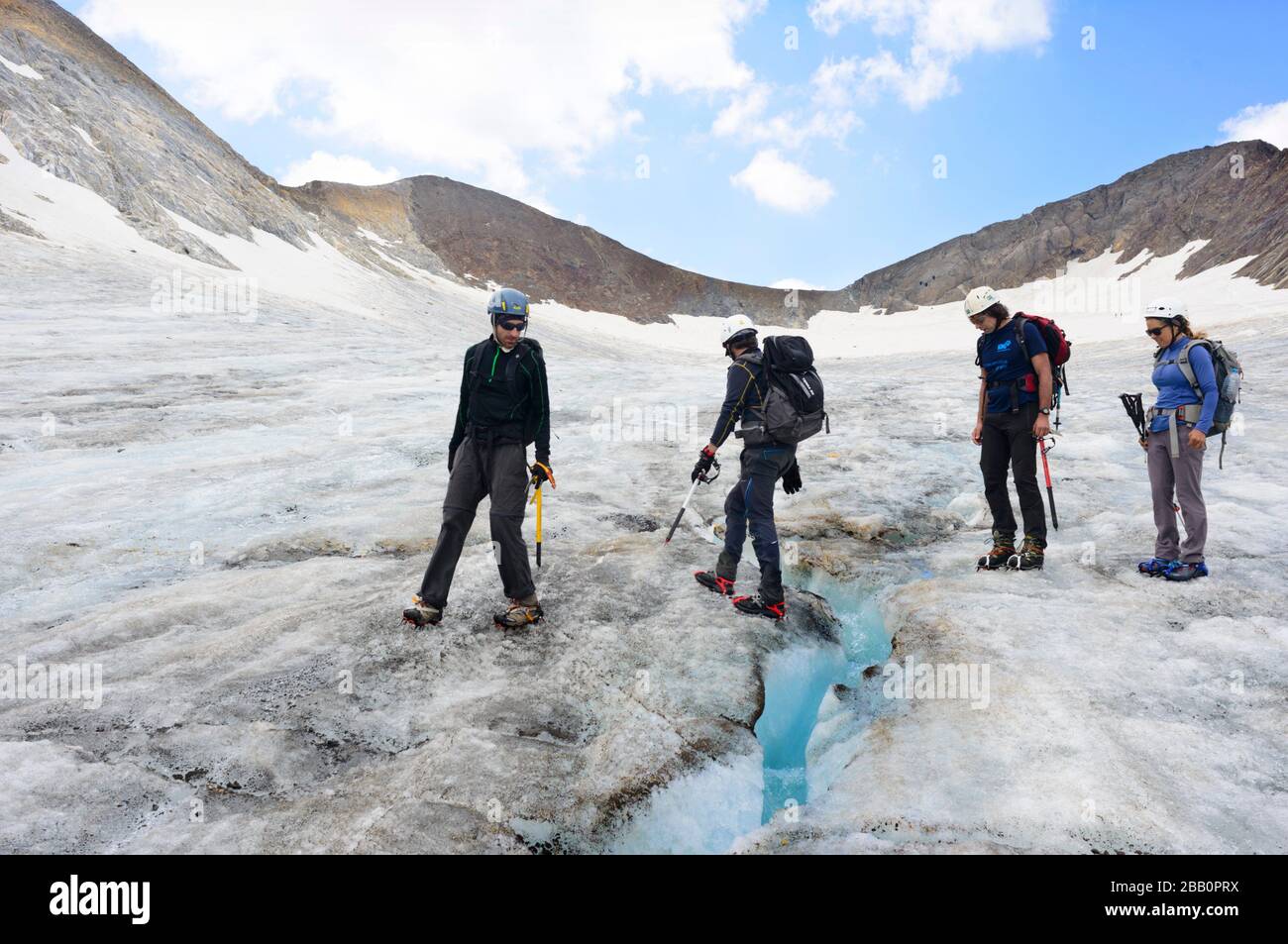 Alpinistes montant le glacier de Vignemale, dans les Pyrénées françaises, France Banque D'Images
