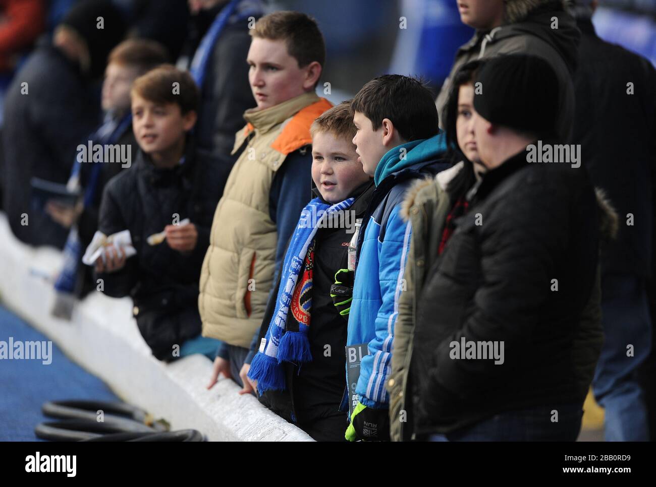 Jeunes fans de Birmingham City dans les stands avant le lancement. Banque D'Images