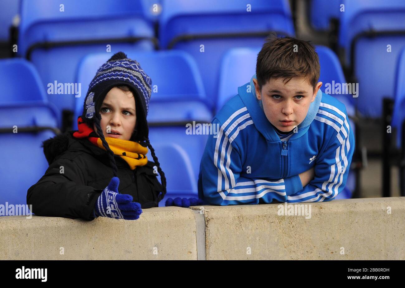 Jeunes fans de Birmingham City dans les stands avant le lancement. Banque D'Images