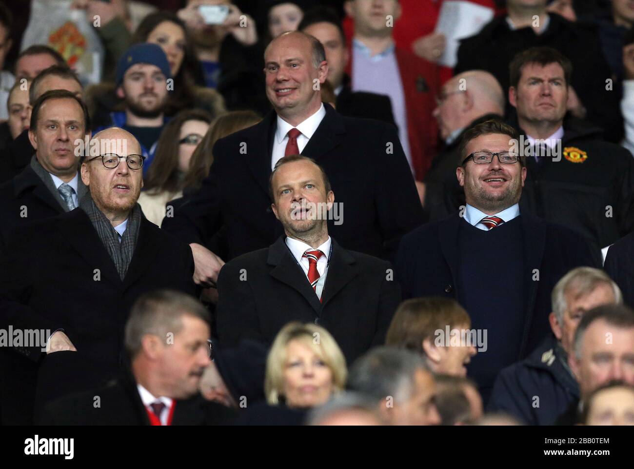 Le vice-président de Manchester United Edward Woodward (centre), Joel Glazer (à gauche) et le directeur général du groupe Richard Arnold (r) dans les tribunes Banque D'Images