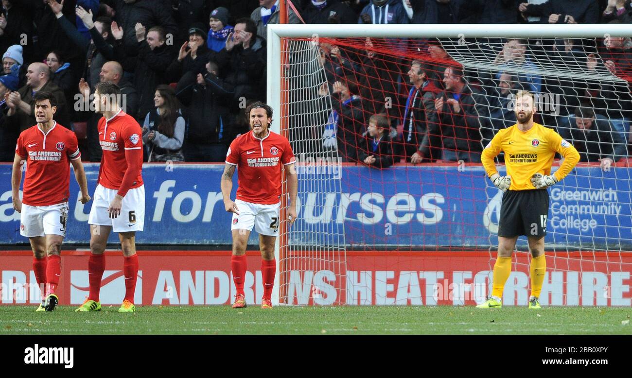 Charlton Athletic's Lawrie Wilson (centre) crie aux coéquipiers après qu'ils ont conté le seul but du gme Banque D'Images