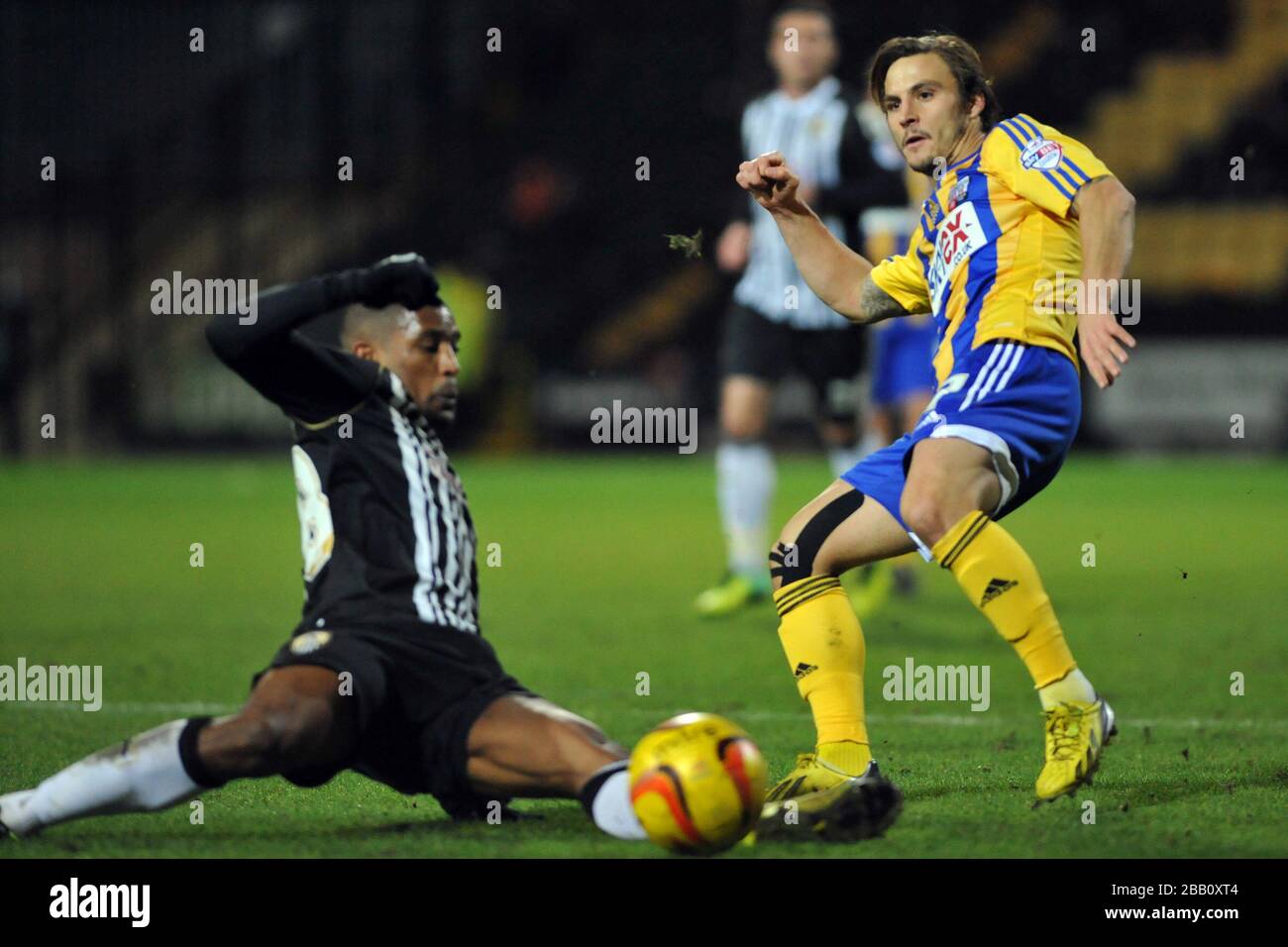 La bataille de Sam Saunders et de Notts County, Andre Boucard de Brentford, pour le ballon. Banque D'Images