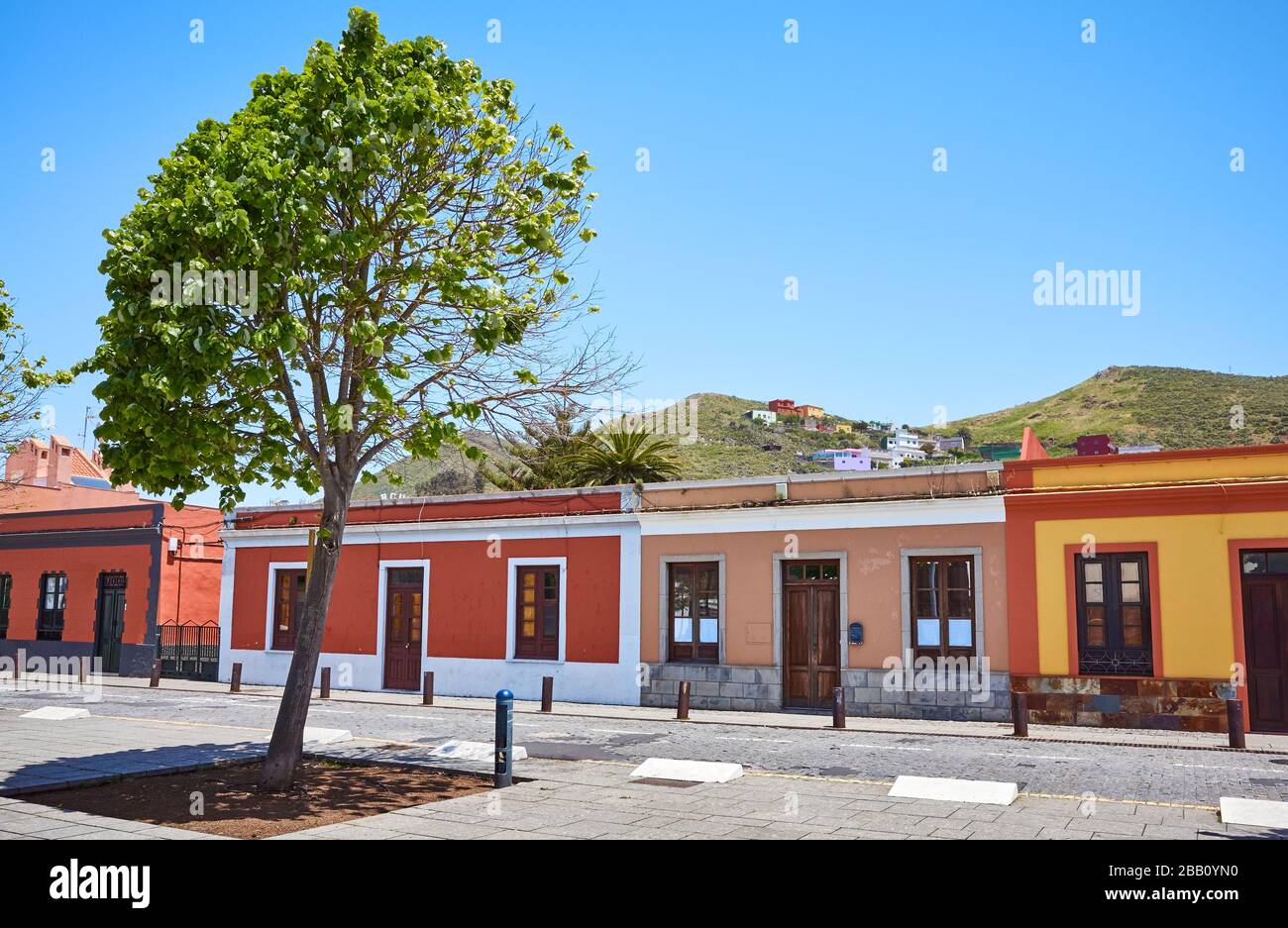 Rue avec des bâtiments colorés dans la vieille ville de la Laguna, Tenerife, Espagne. Banque D'Images Rue avec des bâtiments colorés dans la vieille ville de la Laguna, Tenerife, Espagne. Banque D'Images