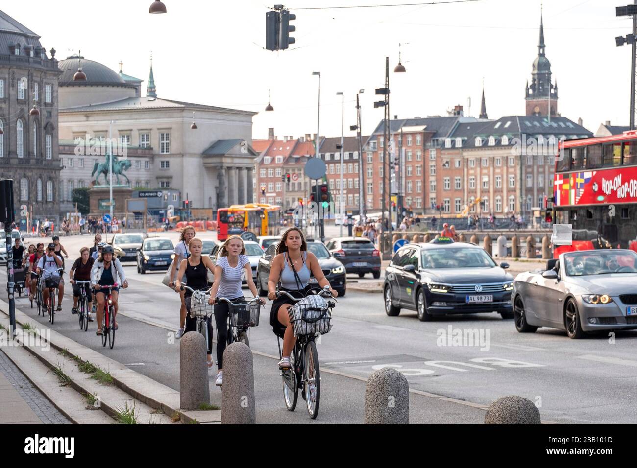 Les personnes qui parcourent des vélos dans les rues de Copenhague, Danemark, Europe Banque D'Images