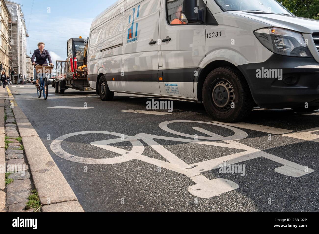 Femme à vélo sur une piste cyclable à Copenhague, Danemark, Europe Banque D'Images