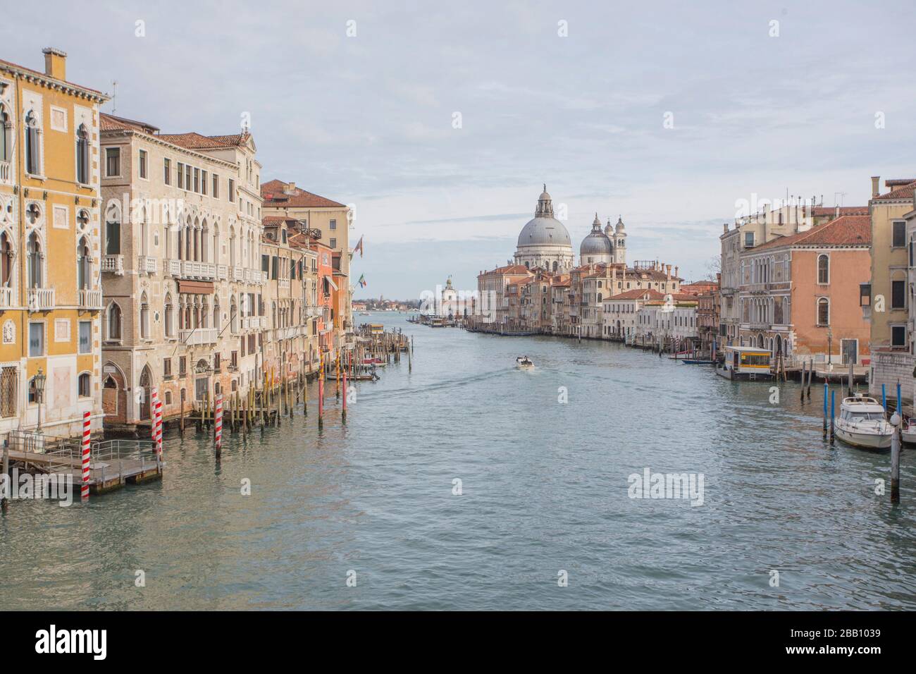 Venise Vénétie Italie le 19 janvier 2019 : Vue sur Grand Canal de pont de l'Accademia.. Banque D'Images