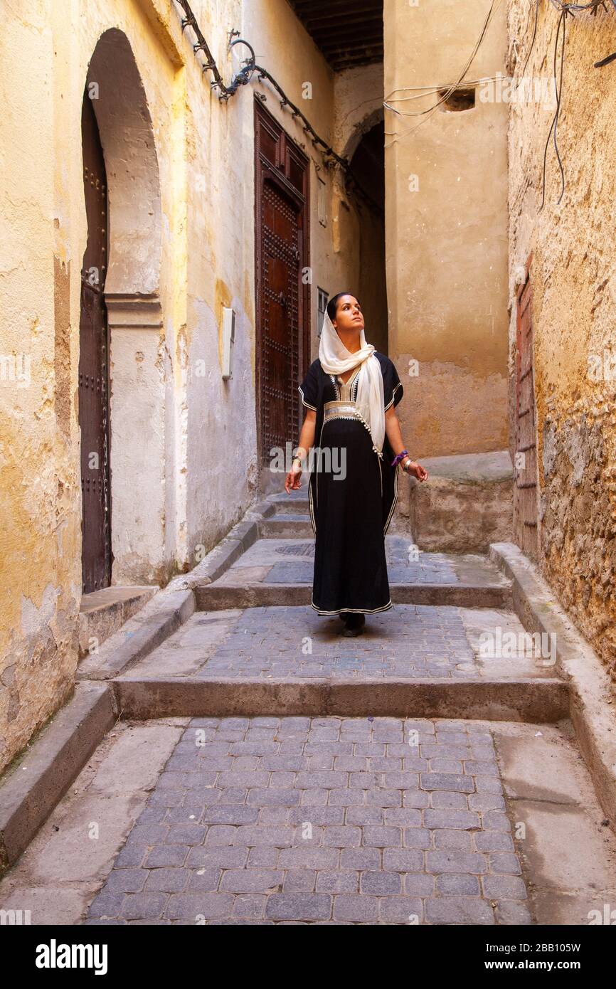 Fes, Maroc: Jeune femme voilée marchant dans la Médina Banque D'Images