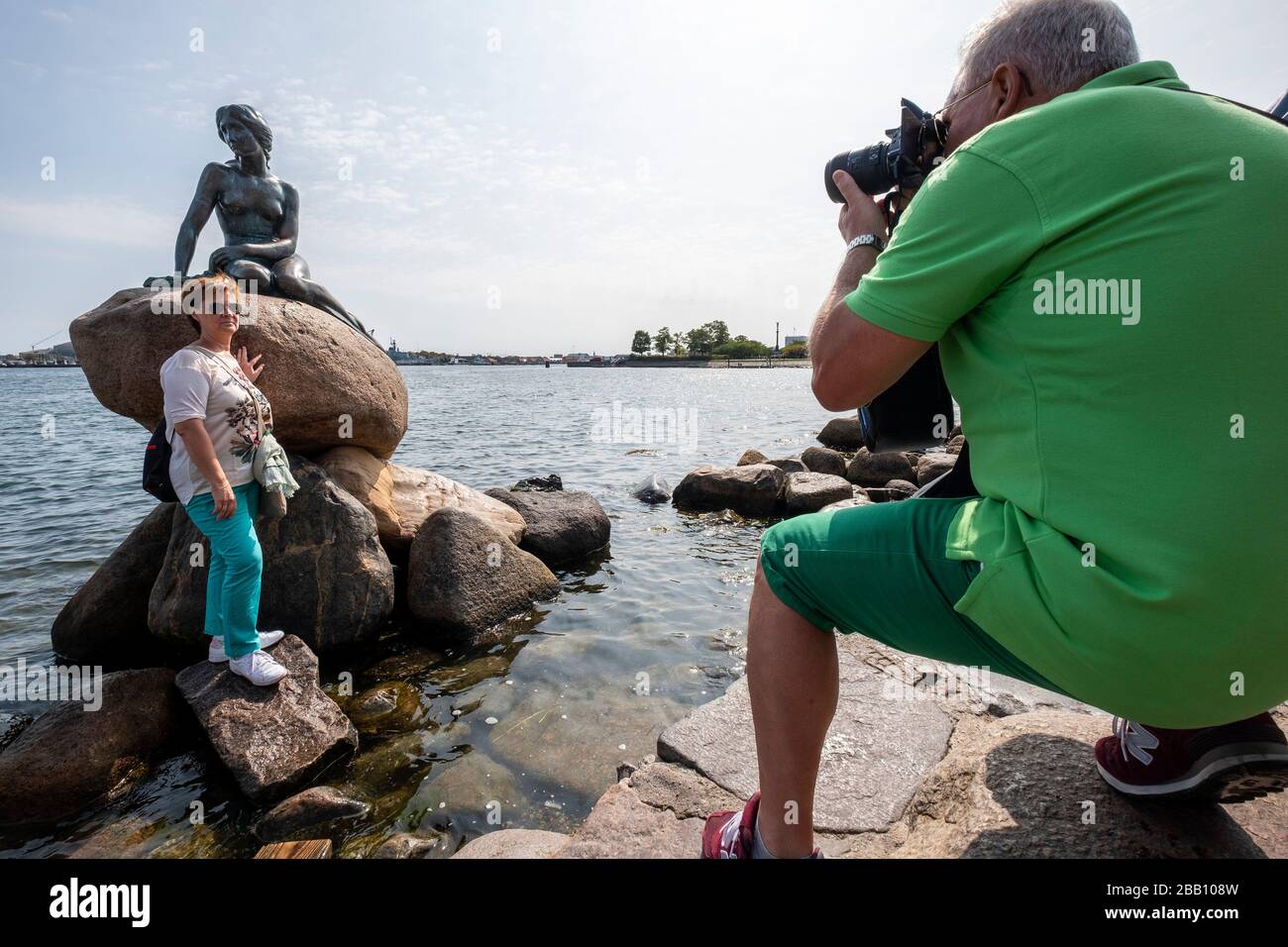 Tourisme posant pour photo à côté de la statue de la petite Sirène à Copenhague, Danemark, Europe Banque D'Images