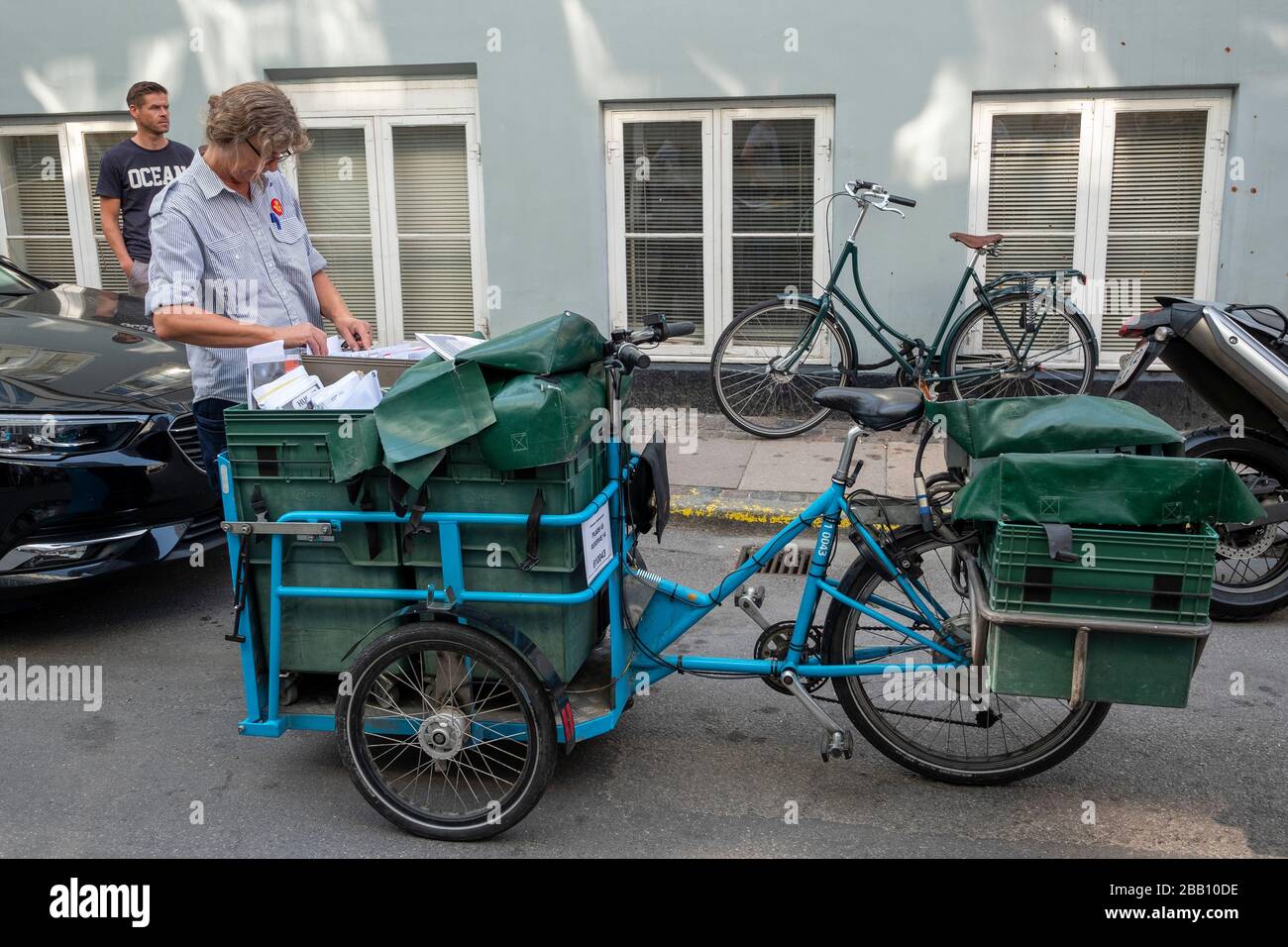 Personne livrant du courrier sur un vélo à Copenhague, au Danemark, en Europe Banque D'Images