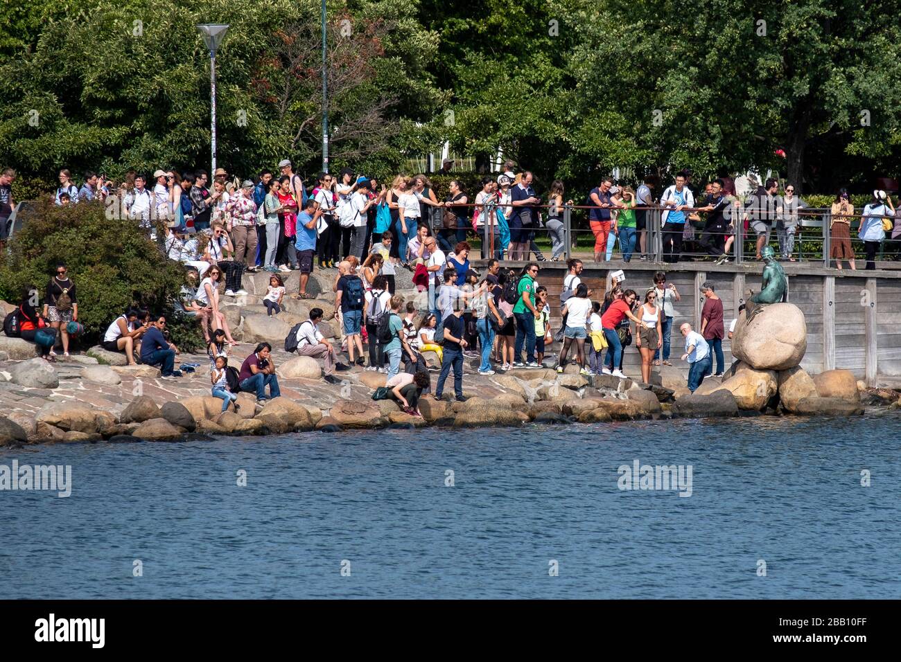Touristes regardant la statue de la petite Sirène à Copenhague, Danemark, Europe Banque D'Images