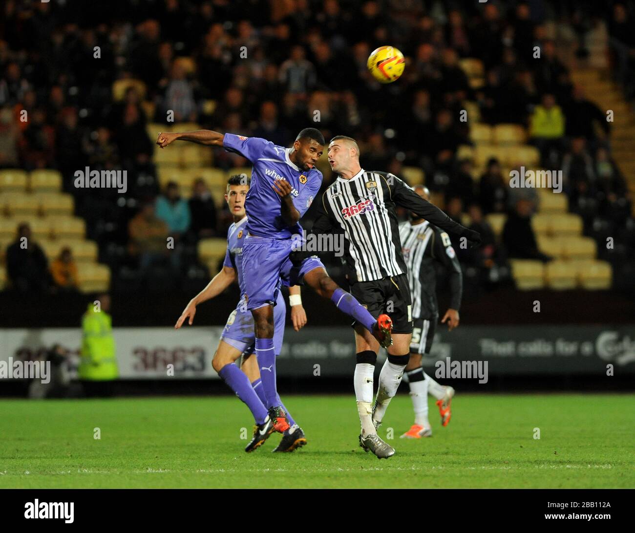 Marcus Haber (à droite) du comté de Notts et la bataille de Ethan Ebanks-Landell de Wolverhampton Wanderers pour la balle Banque D'Images