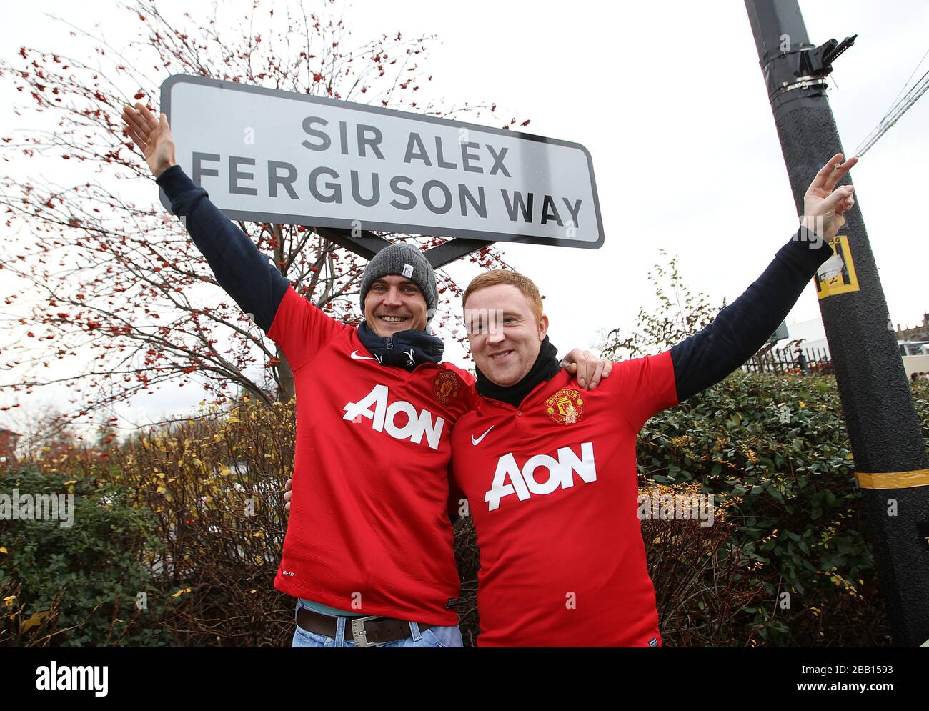 Les fans de Manchester United posent pour une photo sur Sir Alex Ferguson Way Banque D'Images