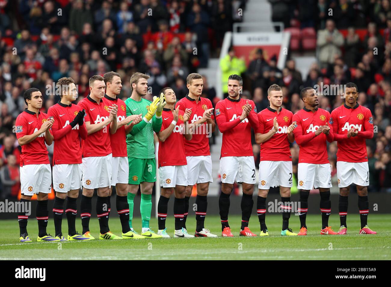 Les joueurs de Manchester United tiennent quelques minutes d'applis à la mémoire de Nelson Mandela avant le lancement Banque D'Images