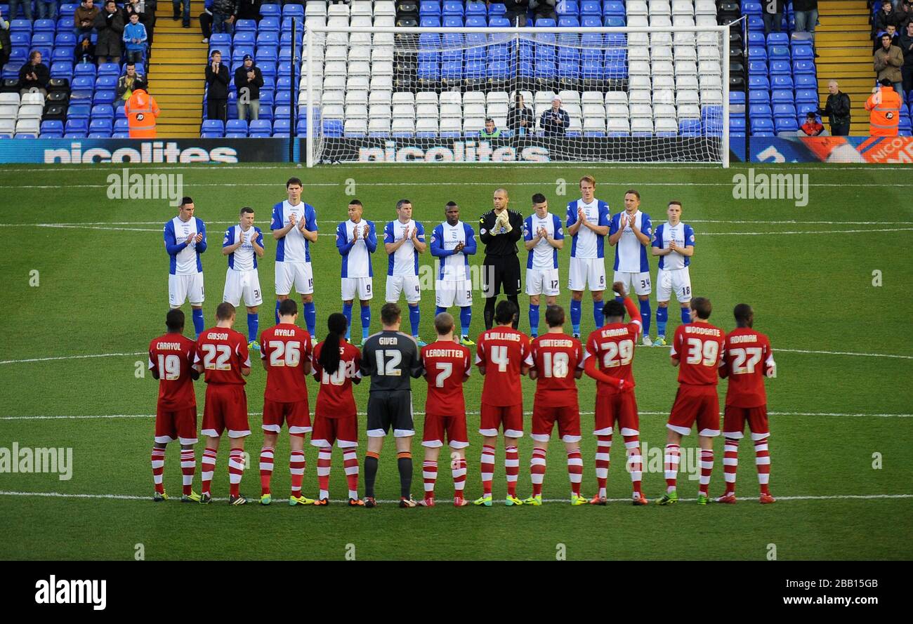 Les joueurs de Birmingham City (face) et de Middlesbrough observent quelques minutes d'applaudissements à la mémoire de Nelson Mandela Banque D'Images