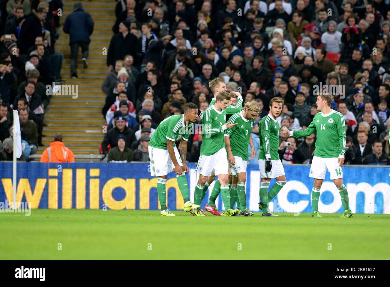 Le per Mertesacker (deuxième à gauche) de l'Allemagne célèbre avec ses coéquipiers après avoir marqué leur premier but du jeu Banque D'Images