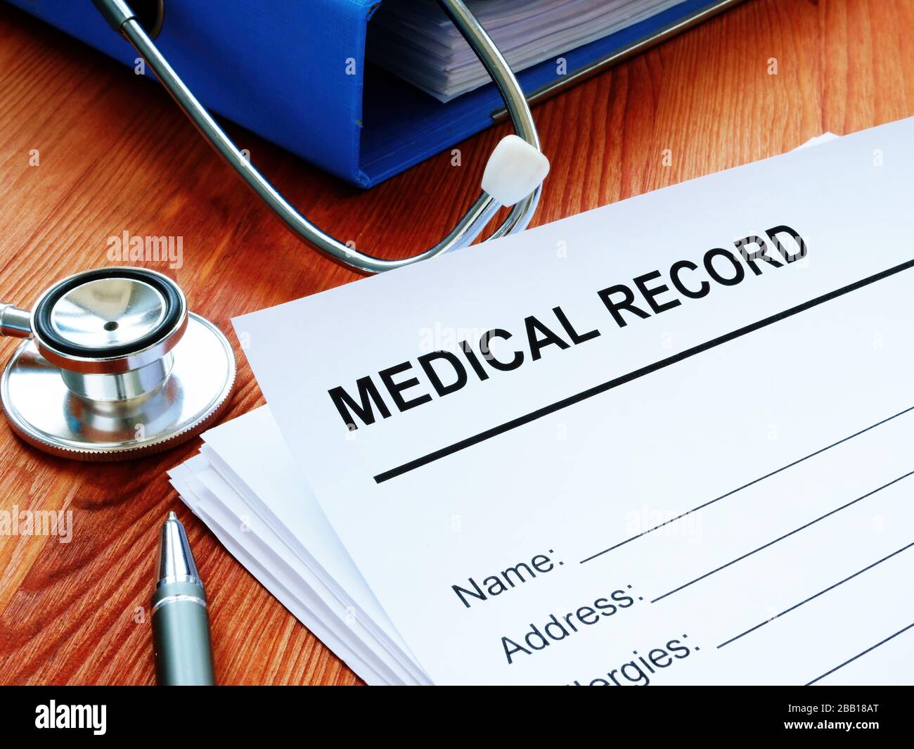 Dossier médical et pile de papiers avec stéthoscope. Banque D'Images Dossier médical et pile de papiers avec stéthoscope. Banque D'Images