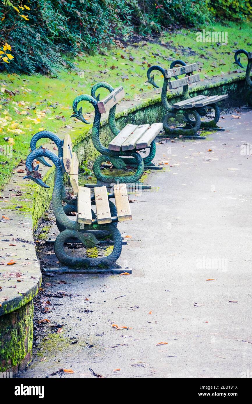 Banquettes dans un parc à Harrogate, dans le Yorkshire du Nord, au Royaume-Uni Banque D'Images