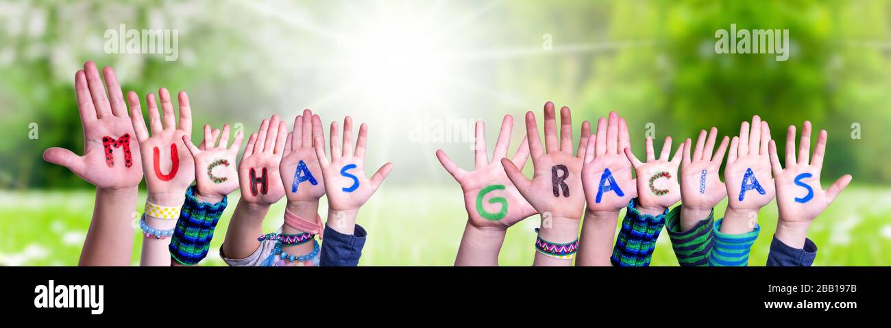 Enfants mains construire Word Muchas Gracias signifie Merci, Grass Meadow Banque D'Images