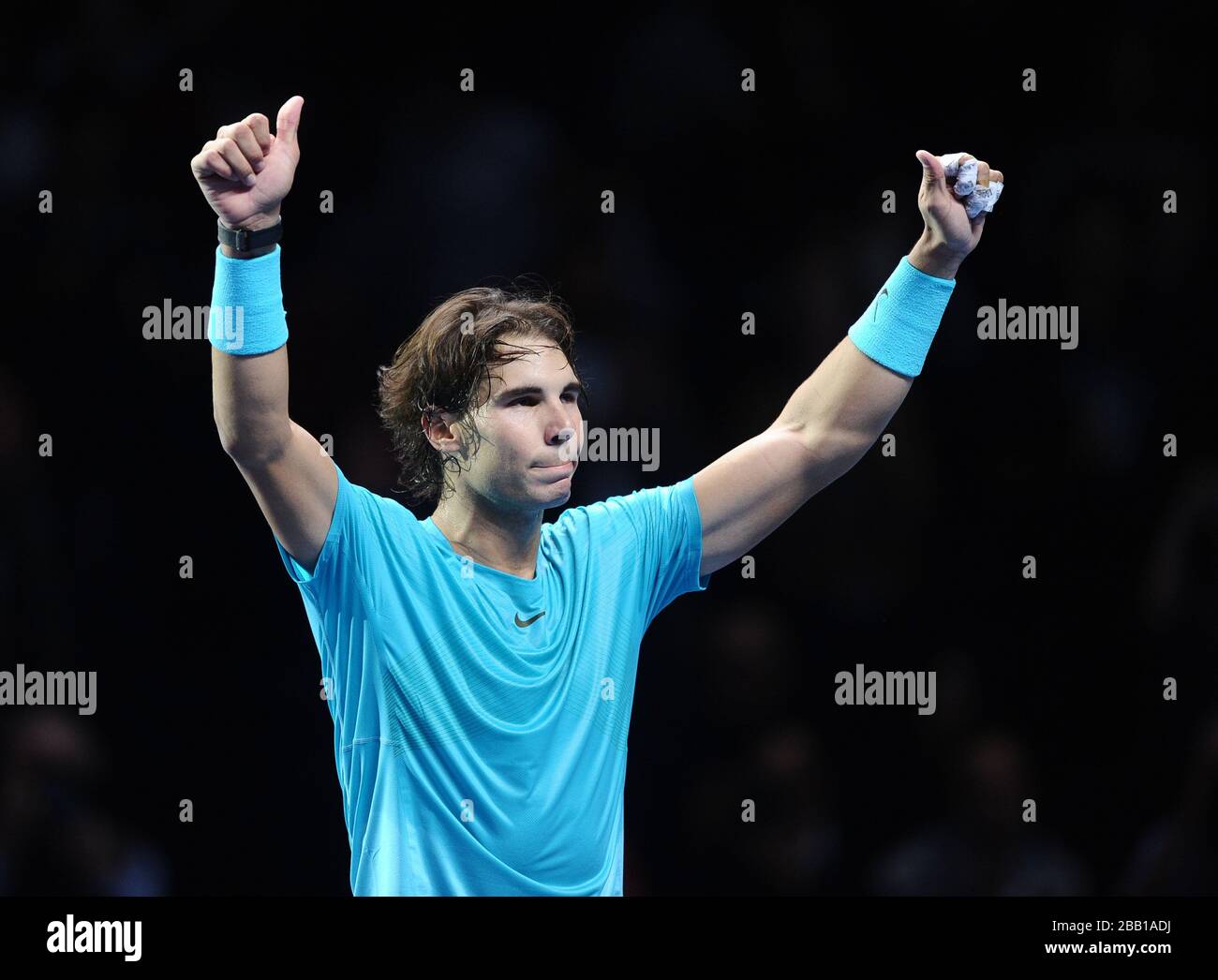 Rafael Nadal en Espagne célèbre la défaite de Roger Federer en Suisse au cours du septième jour des finales du Barclays ATP World Tour à l'O2 Arena de Londres. Banque D'Images