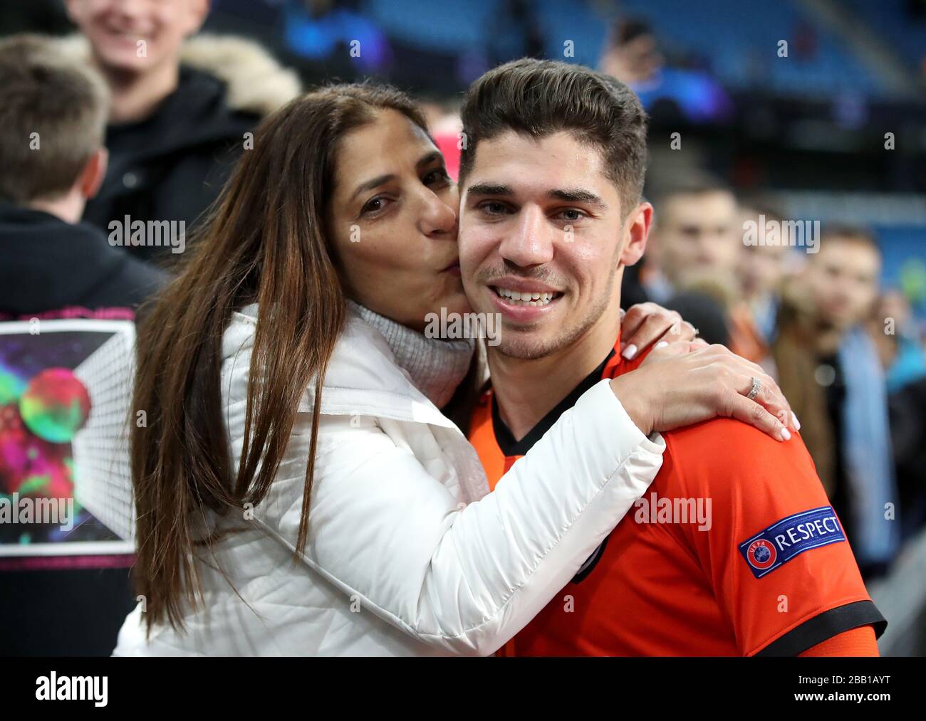 Le Manoir Salomon de Shakhtar Donetsk avec sa mère après le match Photo  Stock - Alamy