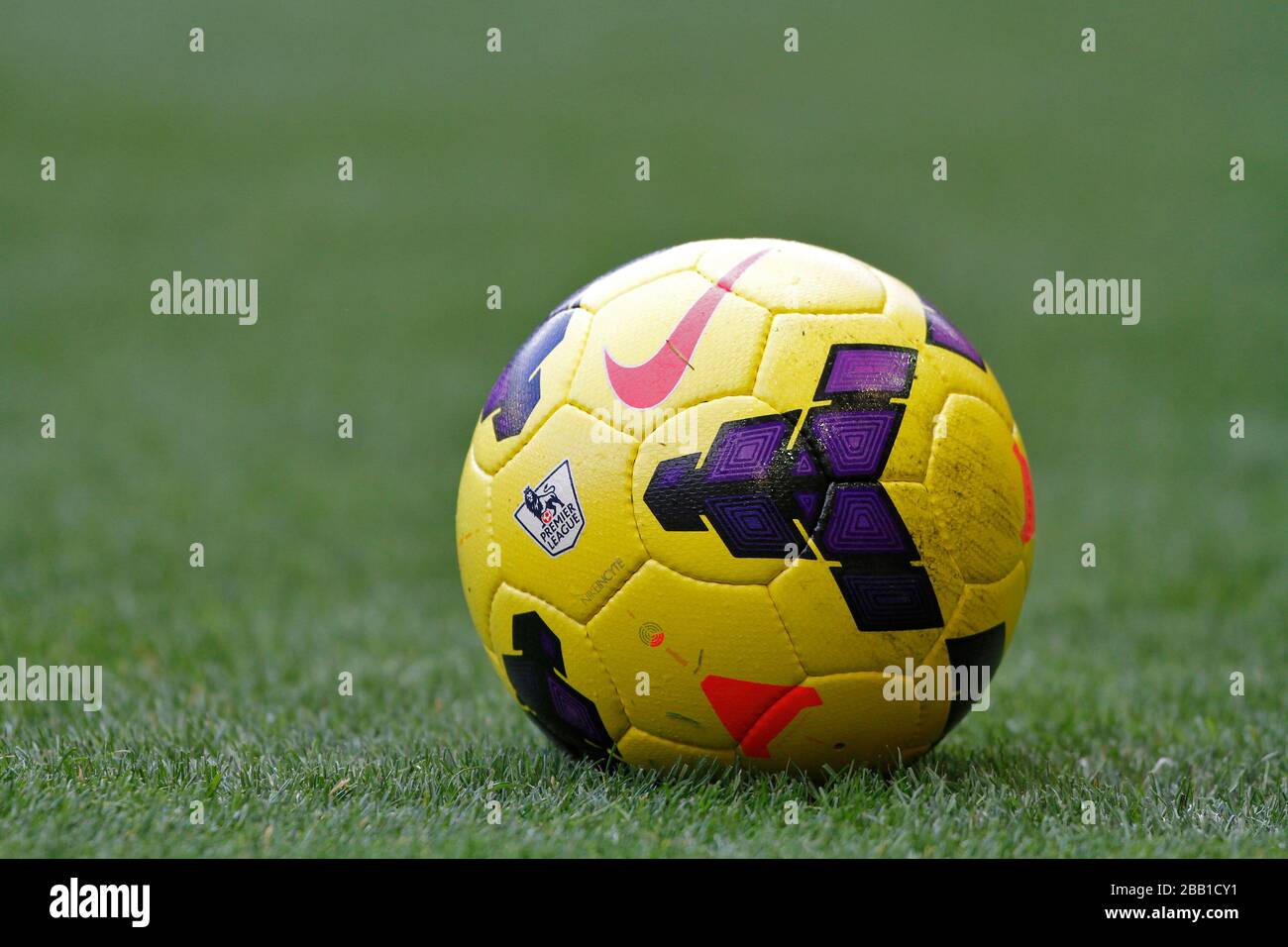 Une vue du ballon officiel de match de la premier league nike Banque de  photographies et d'images à haute résolution - Alamy