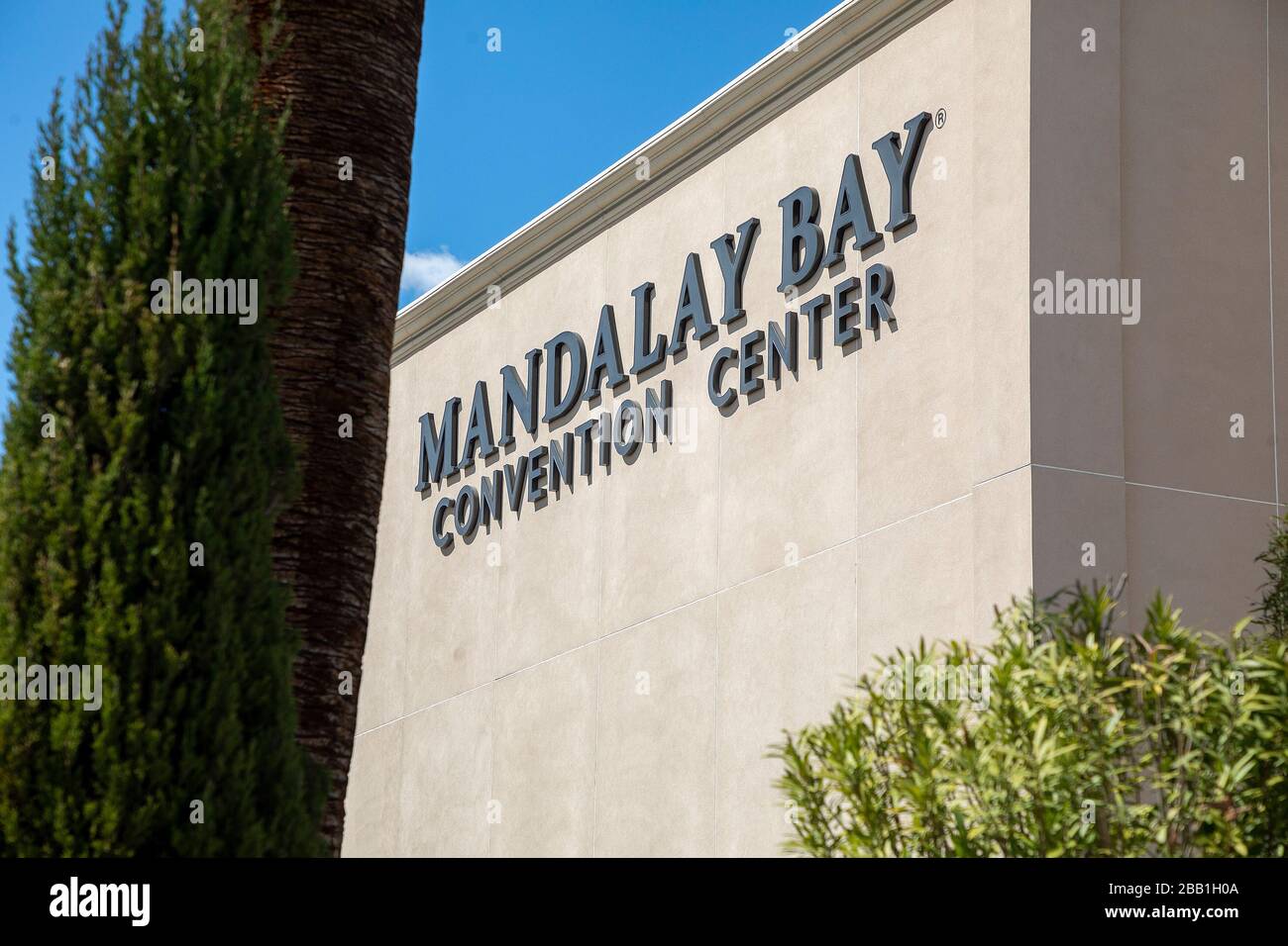 Un signe pour le centre de congrès de Mandalay Bay au milieu de la pandémie mondiale de COVID-19 du coronavirus, lundi 23 mars 2020, à Las Vegas. (Photo par IOS/Espa-Images) Banque D'Images