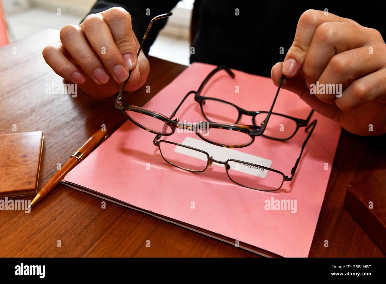 L'homme choisit des lunettes en France. Banque D'Images