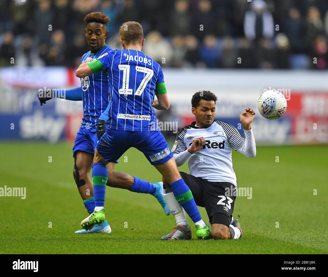 Duane Holmes (à droite) du comté de Derby lutte avec Michael Jacobs de Wigan Athletic Banque D'Images