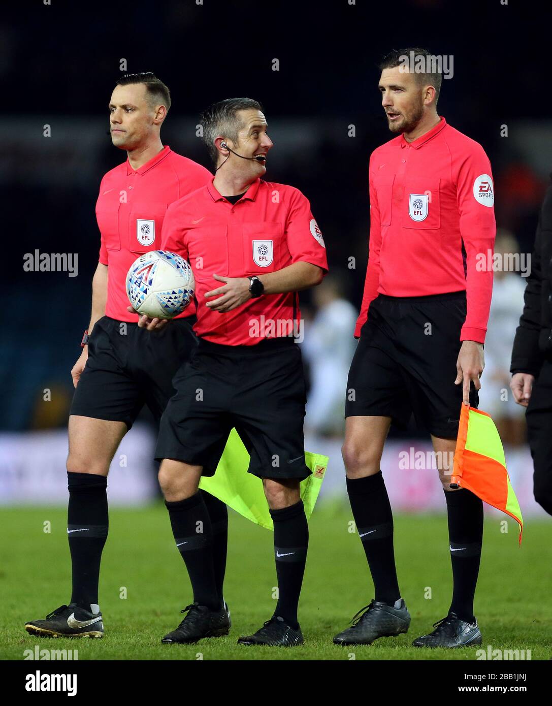 Arbitre Darren Bond (centre) avec ses assistants après le match Banque D'Images