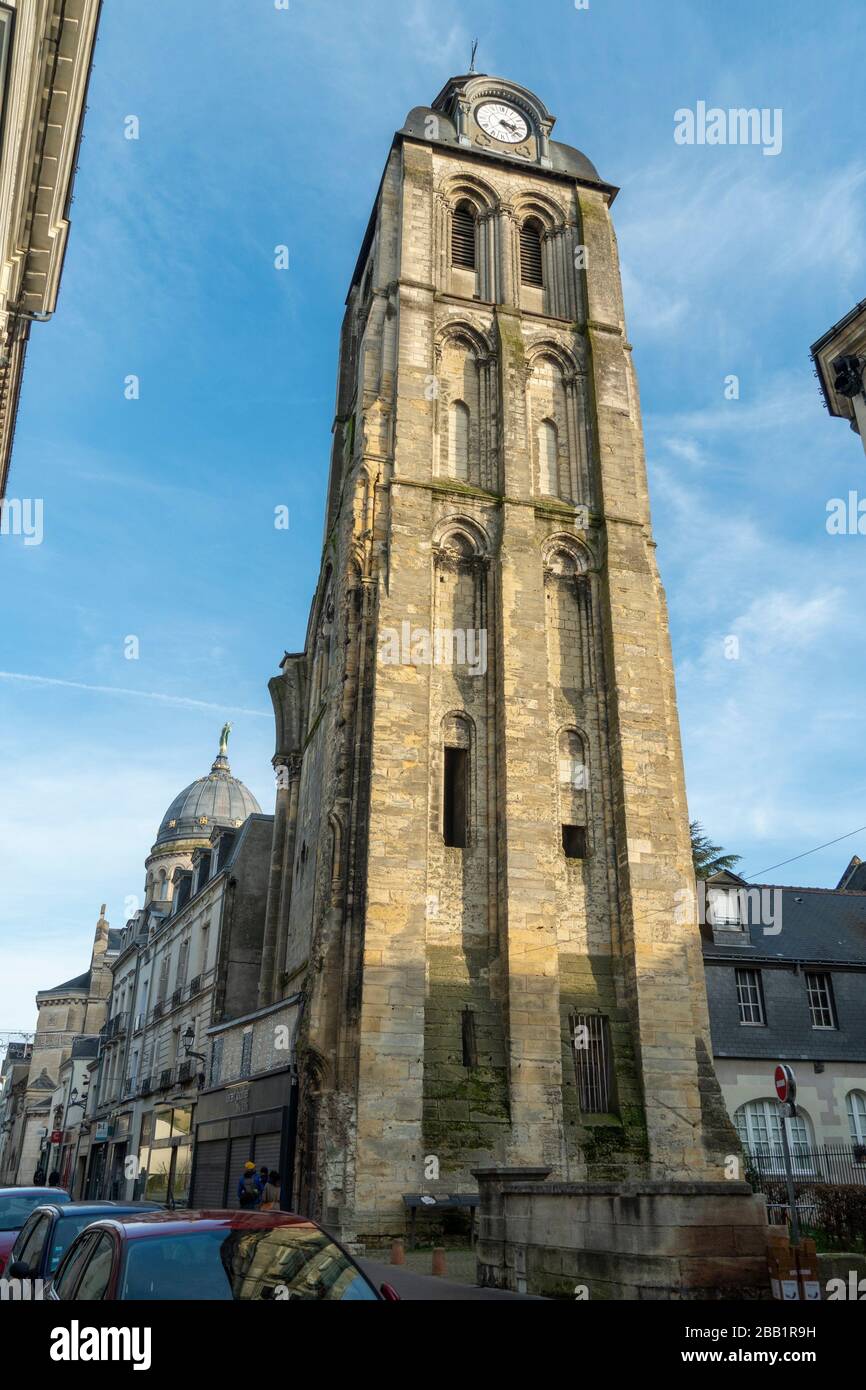 TOURS FRANCE LE 29 DÉCEMBRE 2019 : Tour médiévale de Charlemagne et Tour de  l'horloge (tour de l'horloge) ruines des vestiges de la vieille basilique  de Saint Photo Stock - Alamy