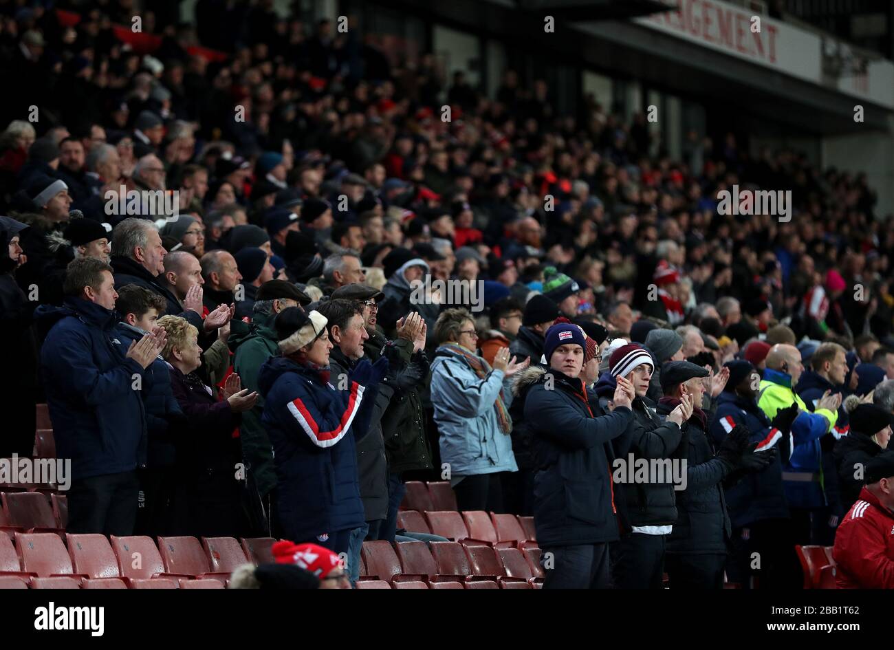 Les fans de Stoke City applaudissent avant le jeu en mémoire de la fille Amora de Benik Afobe qui est décédée le 29 novembre. Banque D'Images