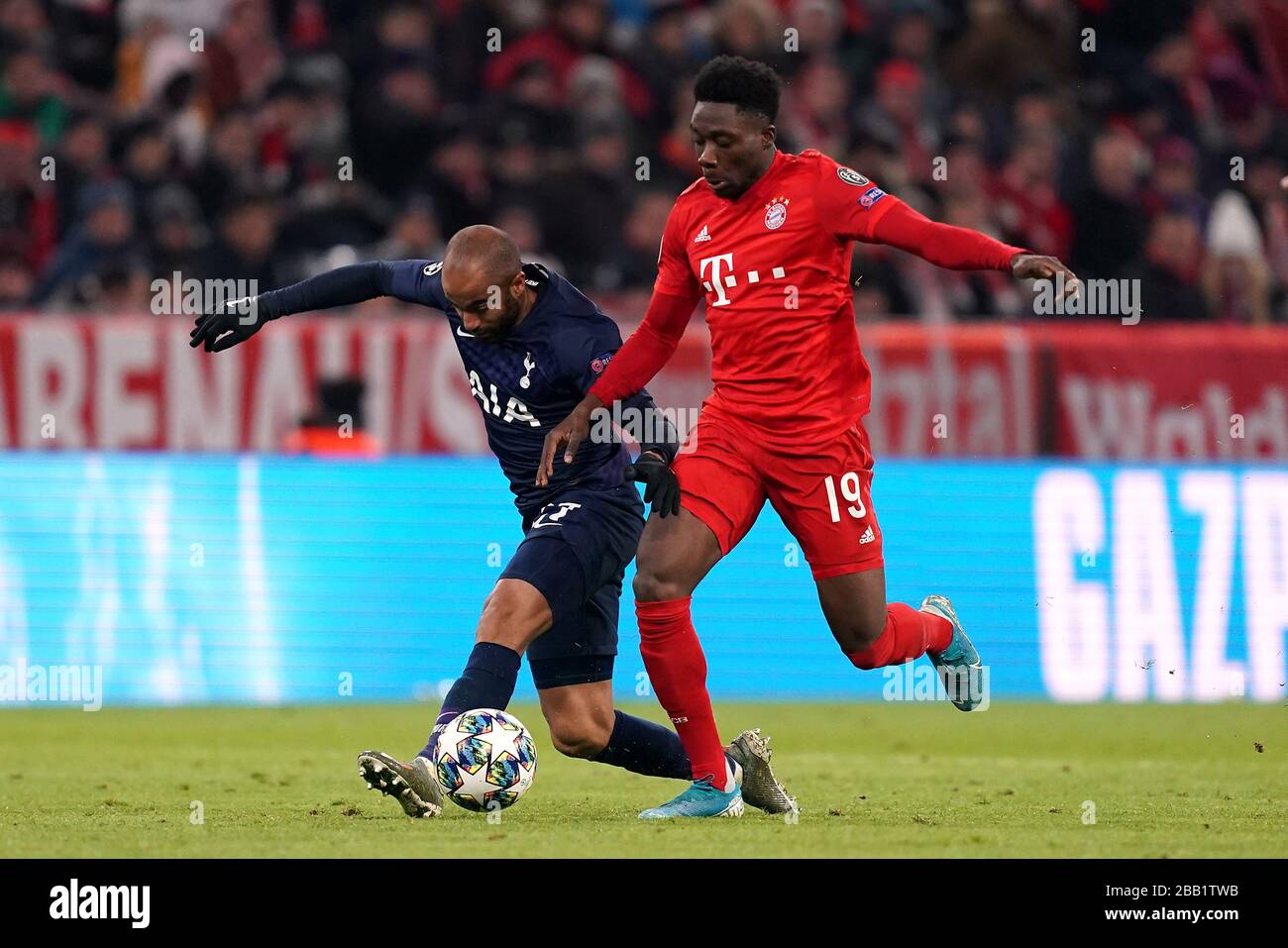 Alphonso Davies (à droite) et Lucas Moura, de Tottenham Hotspur, combattent le ballon Banque D'Images