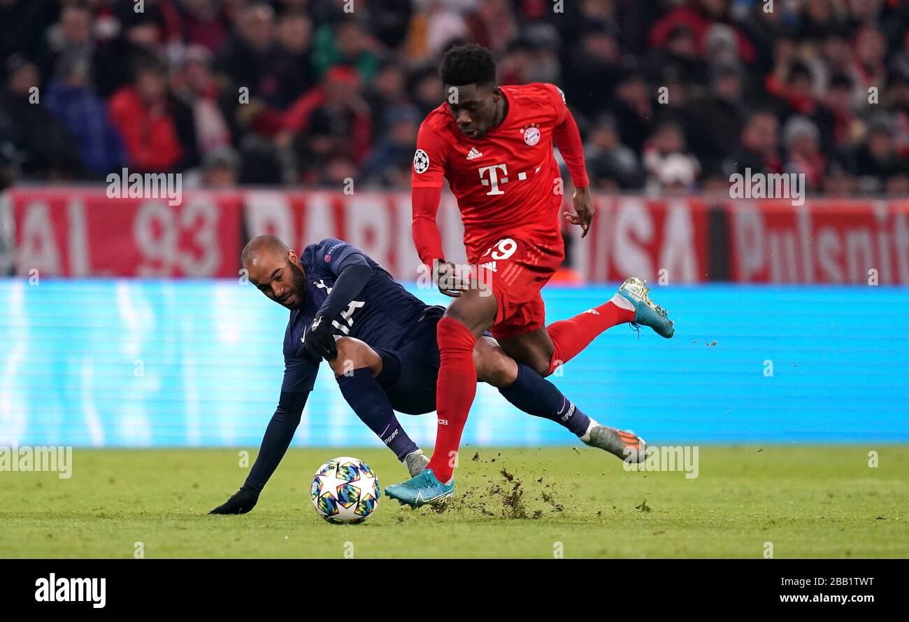 Alphonso Davies (à droite) et Lucas Moura, de Tottenham Hotspur, combattent le ballon Banque D'Images