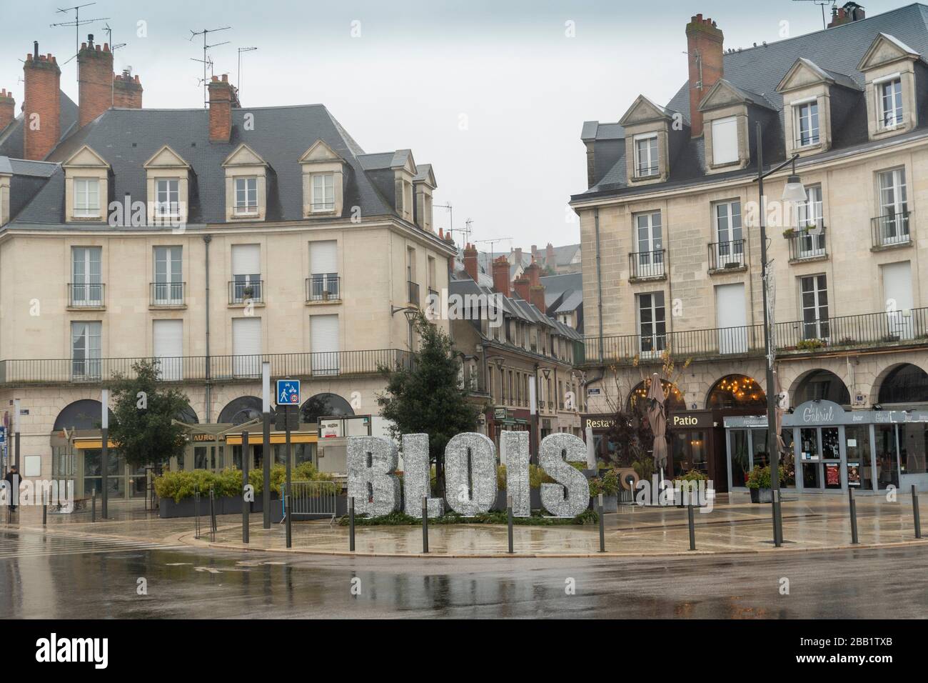 BLOIS FRANCE LE 31 DÉCEMBRE 2019: Paysage urbain Blois en France avec ancien pont en pierre Jacques-Gabriel au-dessus de la Loire dans un matin brumeux. Banque D'Images