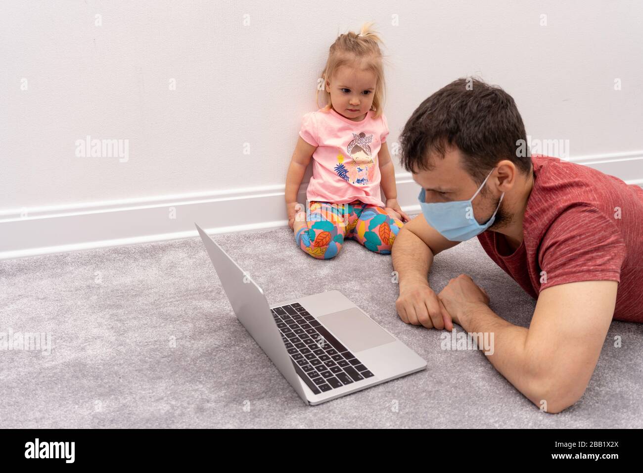 Le père devrait travailler à la maison avec un enfant Banque D'Images