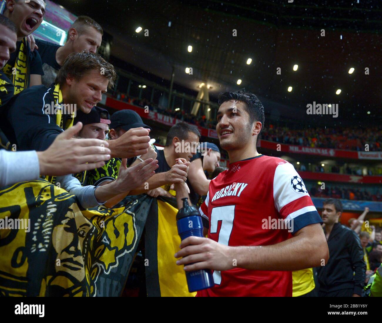 Borussia Dortmund's Nuri Sahin porte le maillot de Tomas Rosicky d'Arsenal dos à dos comme il reconnaît les fans après le coup de sifflet final Banque D'Images