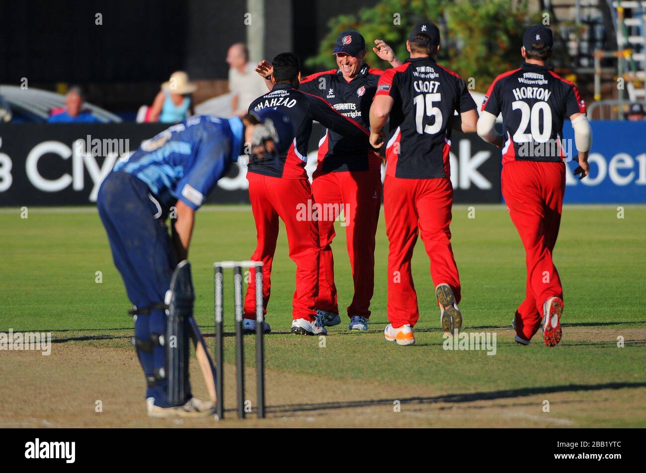 L'Ajmal Shahzad de Lancashire est félicité par le coéquipier Glen Chapple après avoir pris le cricket de James Fuller pour remporter le match. Banque D'Images