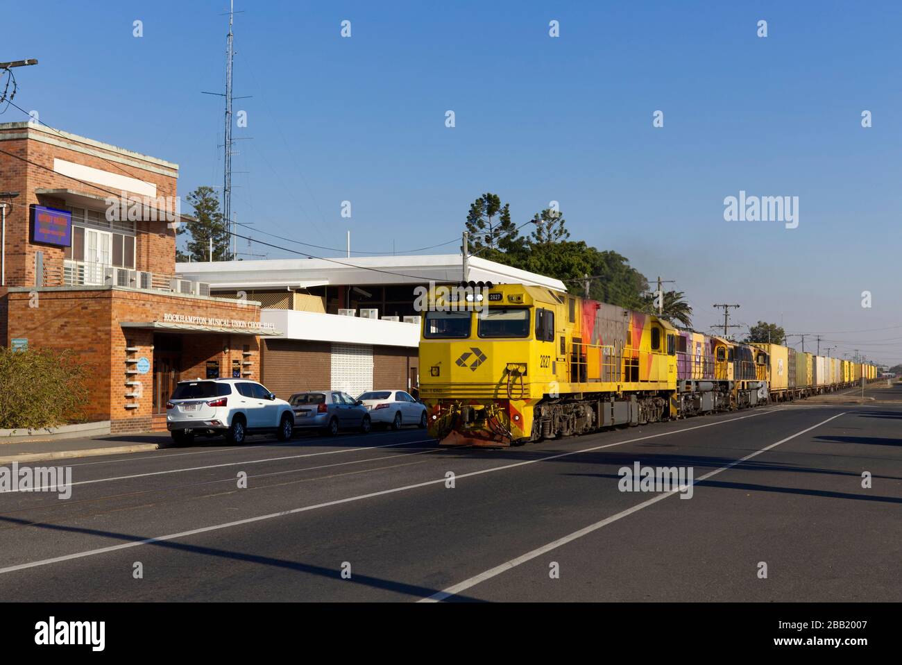 Les trains de marchandises et le trafic partagent le même espace à Rockhampton Queensland Australie Banque D'Images
