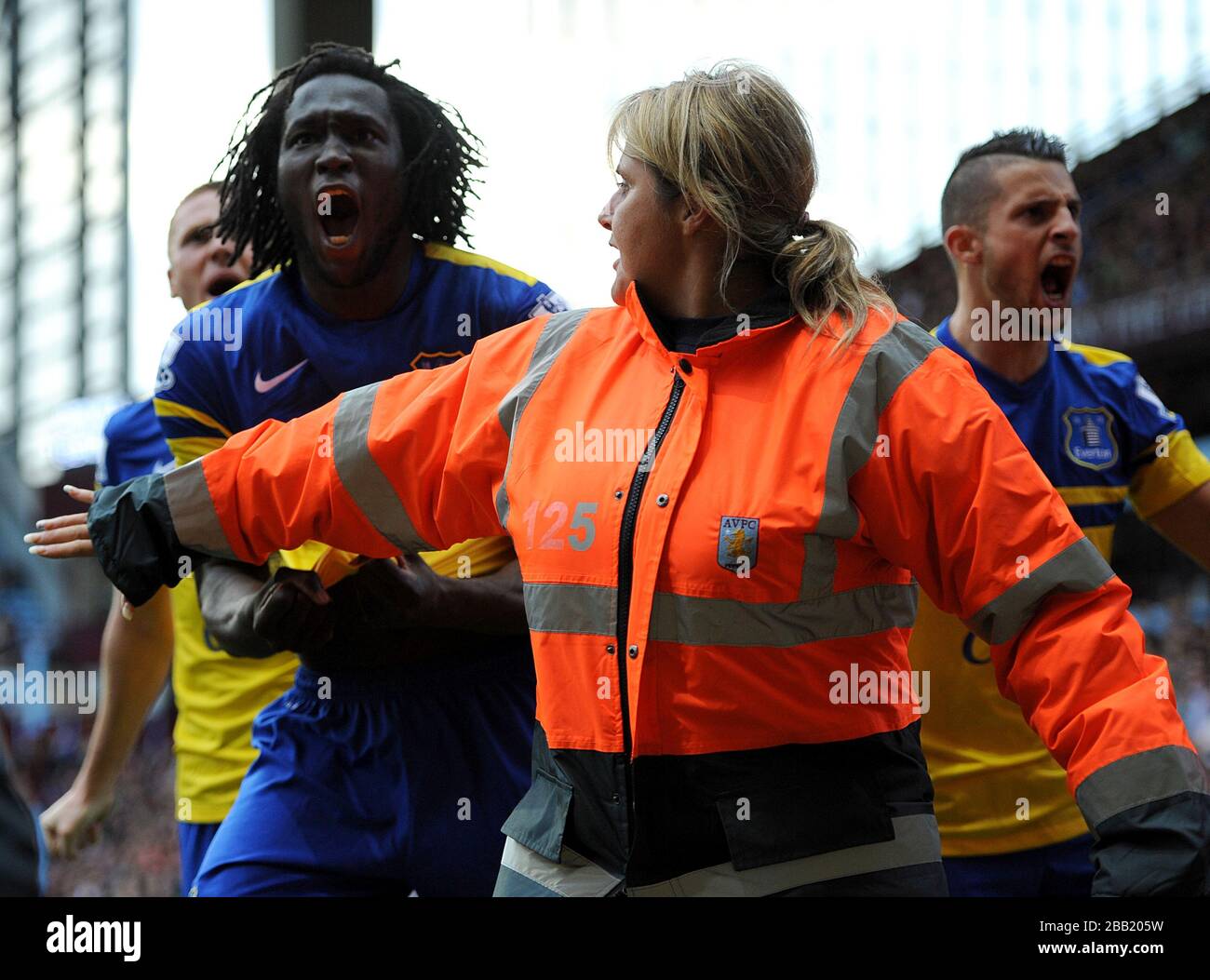 Romelu Lukaku d'Everton est tenu par un steward pendant qu'il célèbre après avoir marqué l'objectif d'ouverture de son équipe Banque D'Images