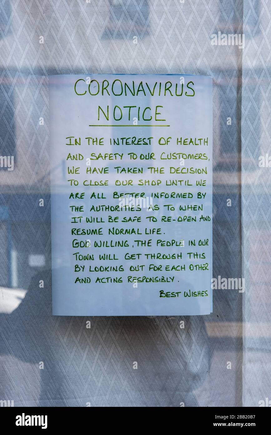 Le signe « Cllosed » dans les vitrines de magasins indique la conformité avec les directives du gouvernement britannique que tous les magasins non essentiels doivent fermer pendant le Coronavirus / Covi Banque D'Images